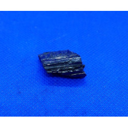 Turmalin kamień naturalny 2 x 1 cm
